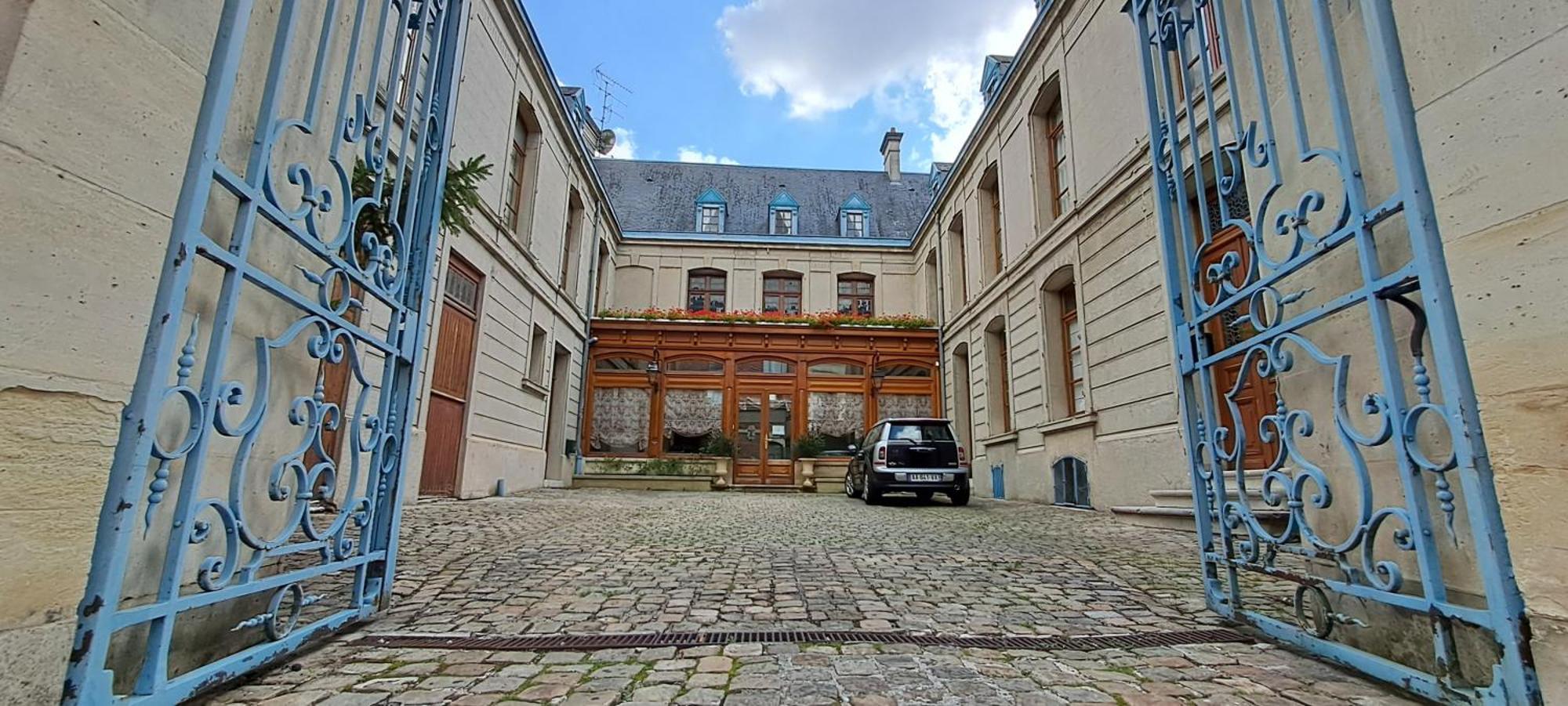 Hotel Particulier Des Canonniers Saint-Quentin  Exteriör bild